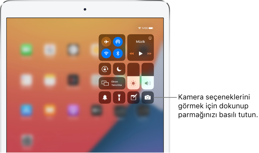 Wi-Fi + Cellular iPad modellerindeki Denetim Merkezi’nde bulunan sol üst grupta yer alan uçak modu, hücresel veri, Wi-Fi ve Bluetooth denetimleri. Daha fazla Kamera seçeneklerini görmek için Kamera simgesini (sağ altta) basılı tutmanızı söyleyen Kamera denetimine belirtme çizgisi.