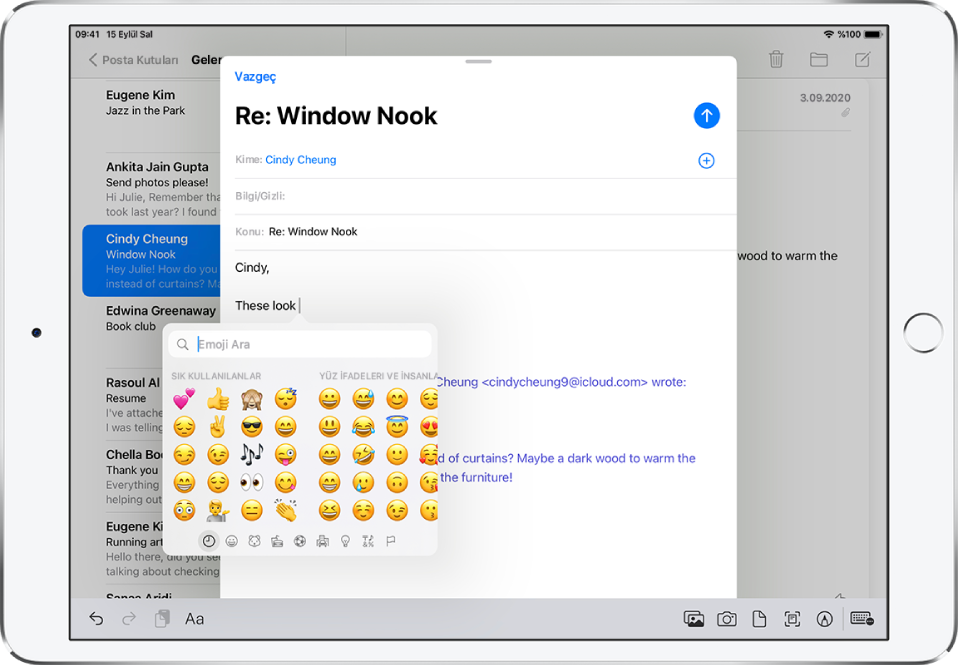 Ekranda bir e-posta yanıtı görünüyor. Emoji klavyesi, metin ekleme noktasında görünür.