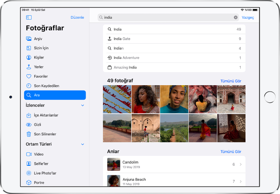Fotoğraflar yatay yönde açık. Ekranın sol tarafındaki kenar çubuğunda Ara düğmesi seçili. Ekranın en üstünde bir arama alanı var; arama alanına bir konum girilmiş. Arama alanının altında önerilen arama sonuçları listelenmiş. Arama terimlerinden alınan fotoğraflardan bir ızgara ekranın ortasında. Fotoğraflar ızgarasının sol üstünde arama sonucundaki toplam fotoğraf sayısı listeli. Fotoğraflar ızgarasının sağ üstünde Tümünü Gör düğmesi var.