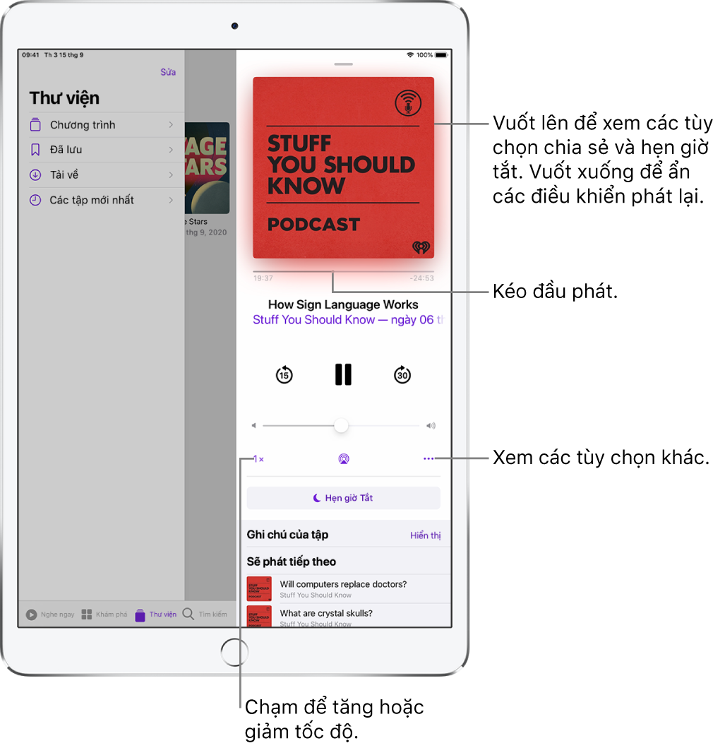 Các điều khiển phát lại Podcast ở bên phải của màn hình. Ở giữa là điều khiển để phát hoặc tạm dừng podcast. Bên dưới là điều khiển âm lượng. Ở đầu màn hình là một thanh trượt để tua lại hoặc di chuyển đầu phát trong podcast. Ở góc dưới cùng bên trái là điều khiển để thay đổi tốc độ phát lại. Ở góc dưới cùng bên phải là nút Thêm.