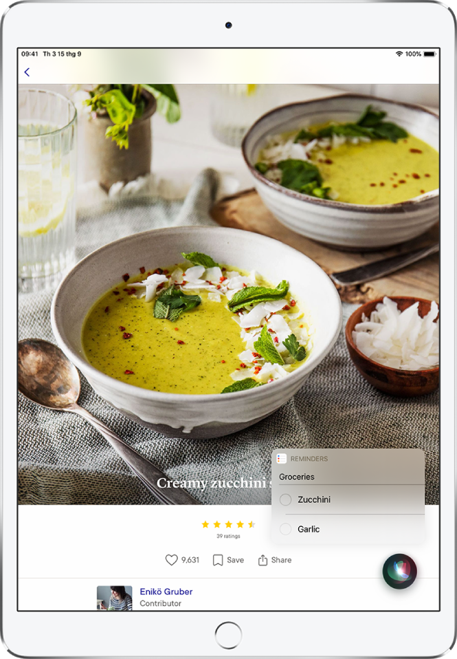Siri hiển thị một danh sách lời nhắc có tên Groceries với zucchini và garlic được liệt kê. Danh sách xuất hiện trên một công thức cho món súp kem bí ngòi.