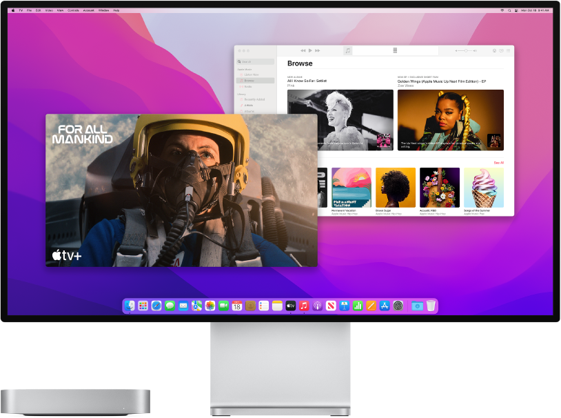 Mac mini ved siden av en skjerm.