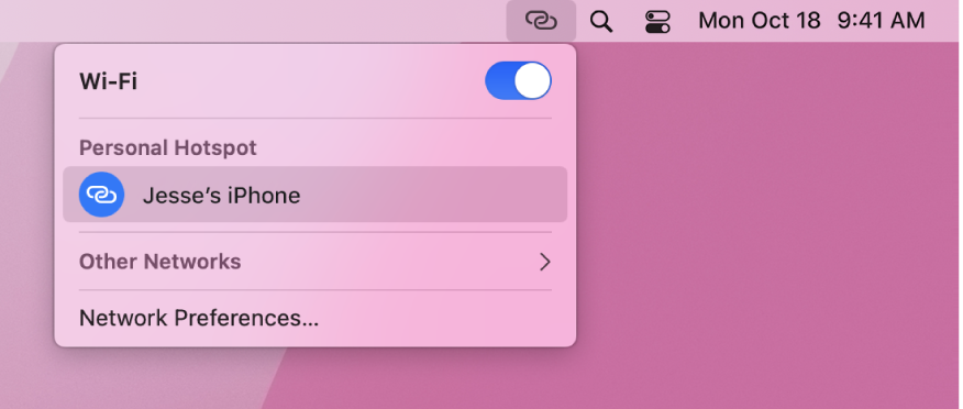 En Mac-skärm med Wi‑Fi-menyn som visar en anslutning via Internetdelning på iPhone.