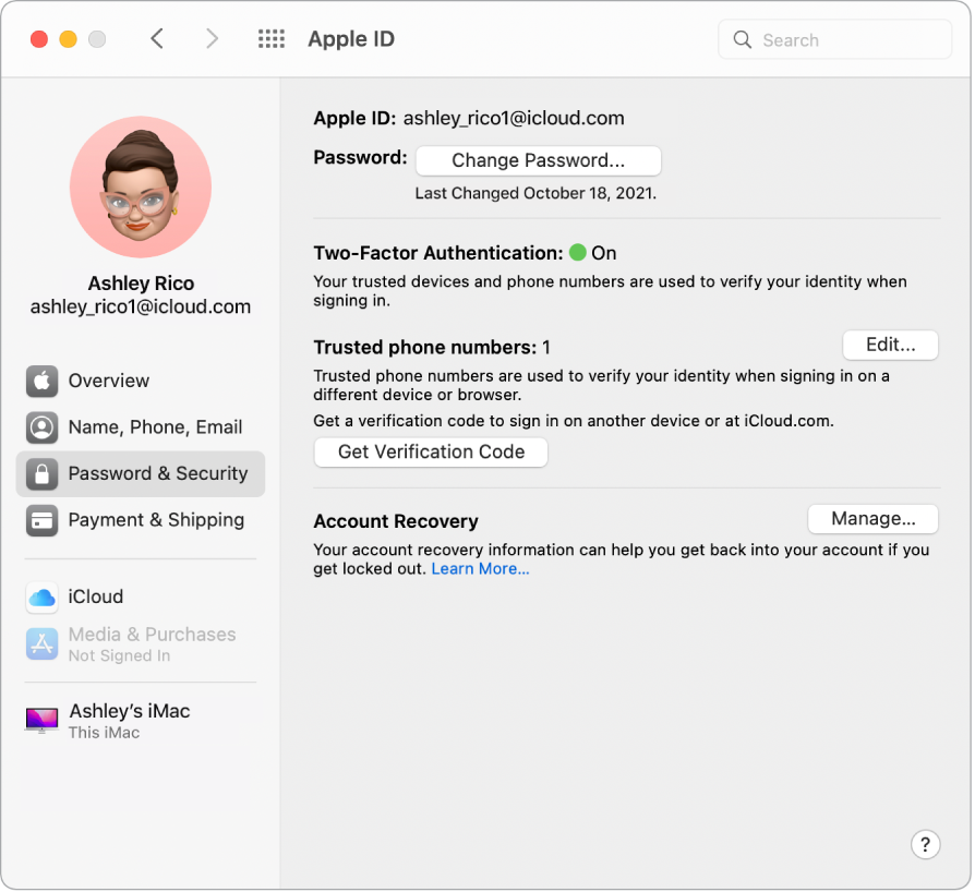 Apple ID konta sadaļas Password un Security izvēlnē System Preferences. Noklikšķiniet uz Manage, lai iestatītu opciju Account Recovery.