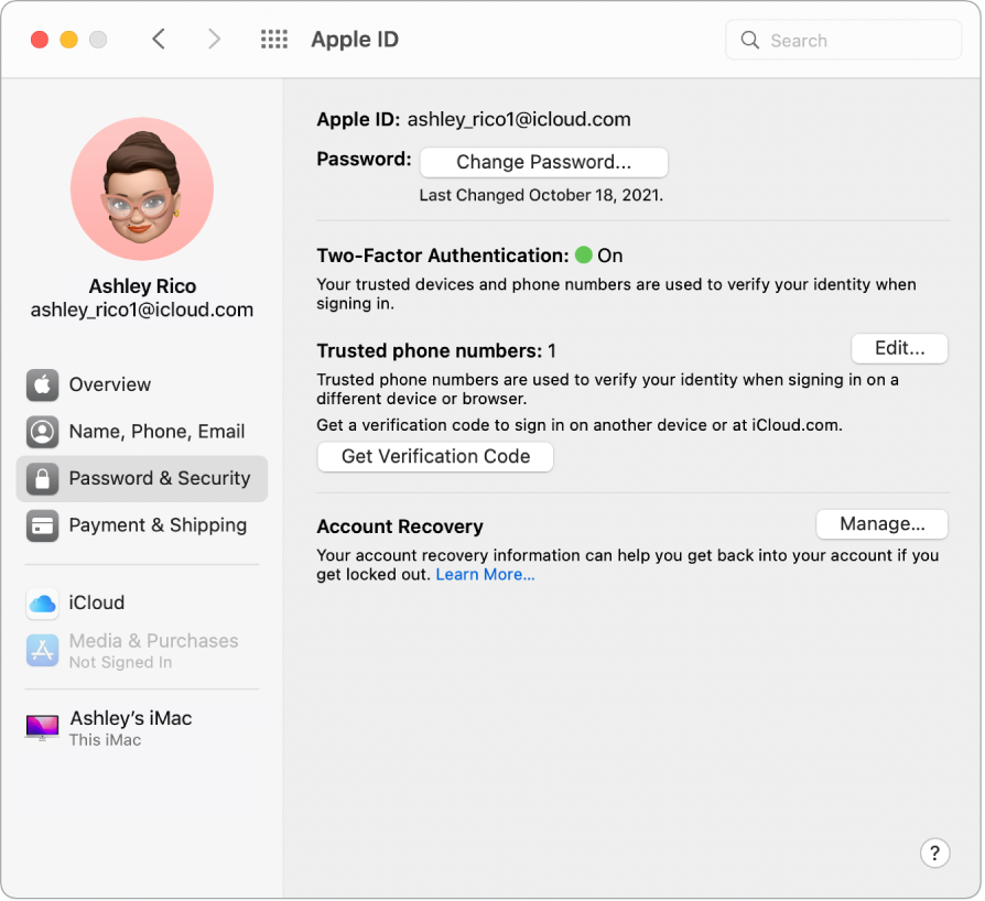 Časť Heslo a zabezpečenie Apple ID v Systémových nastaveniach. Kliknutím na spravovanie nastavíte Obnovu účtu.