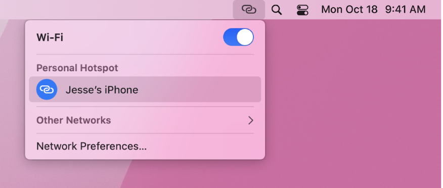 Zaslon Mac prikazuje meni Wi-Fi prikazuje z vzpostavljeno povezavo Personal Hotspot na iPhonu.