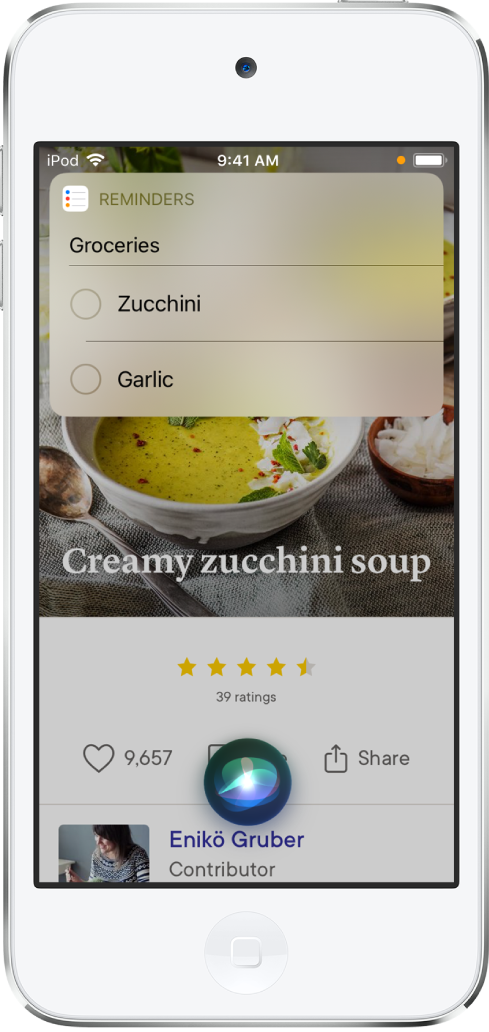 Siri zobrazuje seznam připomínek s názvem Potraviny, ve kterém je zapsaná cuketa a česnek. Pod seznamem je vidět recept na cuketový krém.