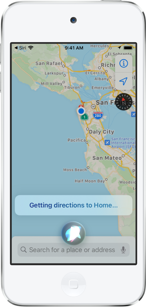Un plan avec la réponse de Siri « Recherche de l’itinéraire vers le domicile » en bas de l’écran.