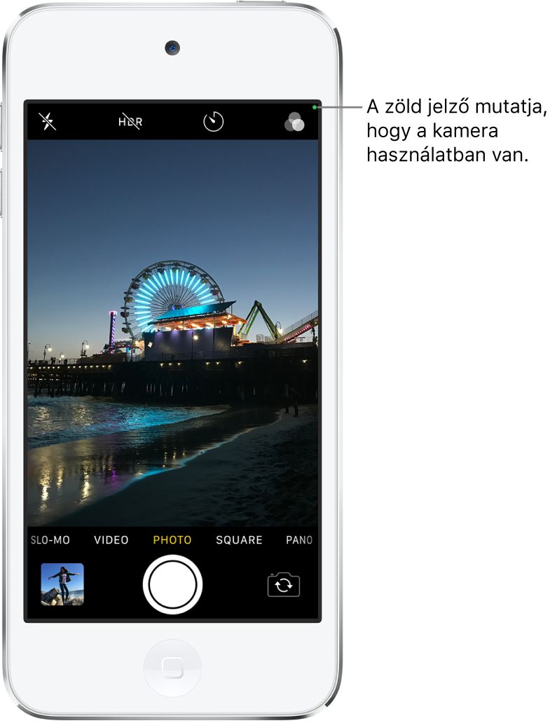 A Kamera alkalmazás képernyője Fotó módban. A képernyő jobb felső sarkában egy zöld jelző jelzi, hogy a kamera használatban van.