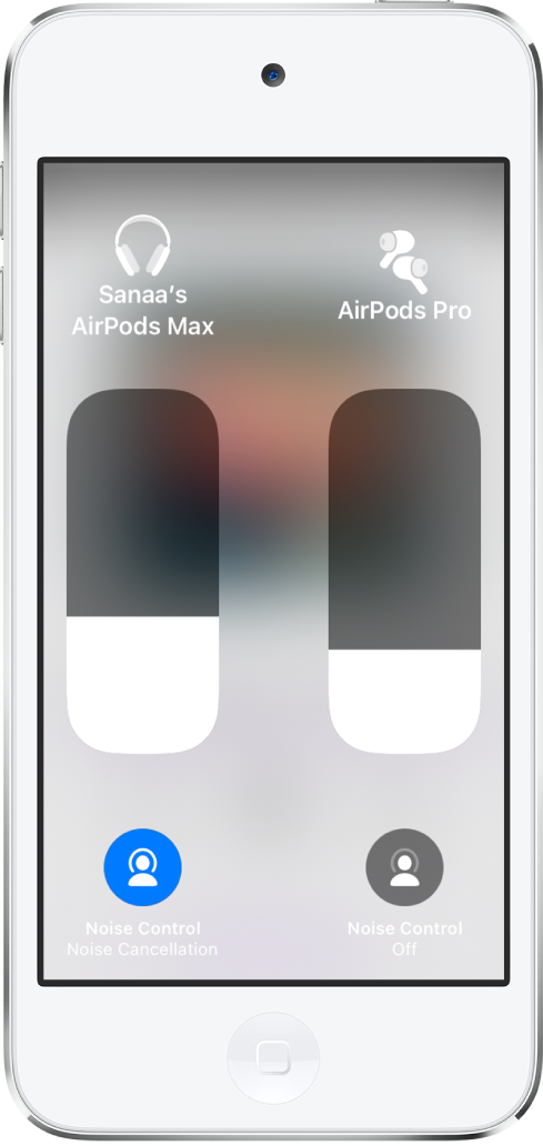 Kontrol penggeser volume untuk dua pasang AirPods. Tombol Kontrol Kebisingan muncul di bawah kontrol penggeser volume.