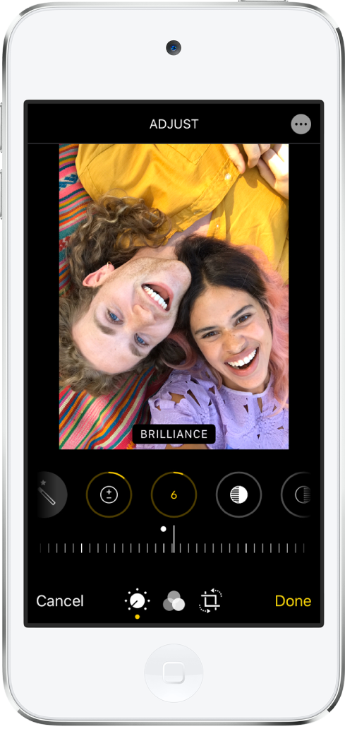 중앙에 사진이 있는 편집 화면. 사진 아래에는 노출, 휘도, 하이라이트 및 그림자를 편집할 수 있는 버튼이 있음. 휘도가 선택되어 있음. 편집 버튼 아래에는 휘도 정도를 조절할 수 있는 슬라이더가 있음. 슬라이더 아래에는 왼쪽에서 오른쪽으로 취소, 편집, 필터, 자르기 및 완료 버튼이 있음. 오른쪽 상단 모서리에 있는 추가 옵션 버튼.