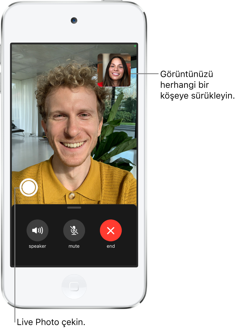 Sürmekte olan bir görüşmeyi gösteren FaceTime ekranı. Sizin görüntünüz sağ üstte küçük bir dikdörtgende görünürken diğer kişinin görüntüsü ekranın kalanını doldurur. Ekranın alt tarafında Hoparlör, Sesi Kapat ve Bitir düğmeleri var.
