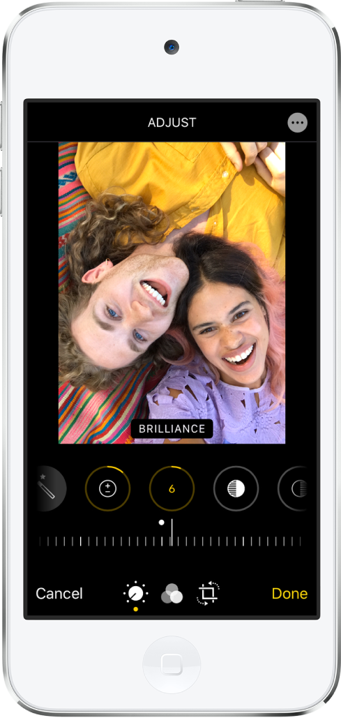 Màn hình Sửa với một ảnh ở giữa. Bên dưới ảnh là các nút sửa cho Độ phơi sáng, Độ chói, Vùng sáng và Vùng tối. Độ chói được chọn. Bên dưới các nút chỉnh sửa là một thanh trượt để điều chỉnh mức Độ chói. Bên dưới thanh trượt, từ trái sang phải là các nút Hủy, Sửa, Bộ lọc, Cắt xén và Xong. Nút Tùy chọn khác ở góc trên cùng bên phải.