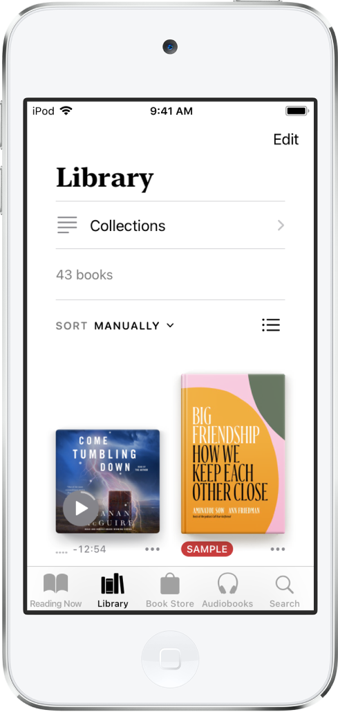 「書籍」App 中的「書庫」畫面。螢幕最上方是「藏書」按鈕和排序選項。排序選項已選取「手動」。螢幕中央是書庫中的書籍封面。螢幕底部由左至右為：「閱讀中」、「書庫」、「書店」、「有聲書」和「搜尋」標籤頁。