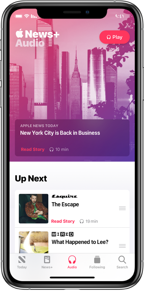 شاشة Audio ويظهر بها موجز Apple News Today في الجزء العلوي. ويظهر زر Play في أعلى يسار المقالة. أسفل المقالة يظهر قسم Up Next، والذي يحتوي على مقالتين. توجد خمس علامات تبويب في الجزء السفلي من الشاشة؛ Today و News+‎ و Audio و Following و Search.