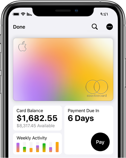 بطاقة Apple Card في تطبيق Wallet، تعرض زر المزيد في الزاوية العلوية اليسرى، والرصيد الإجمالي والنشاط الأسبوعي في الزاوية السفلية اليمنى والزر دفع في الزاوية السفلية اليسرى.