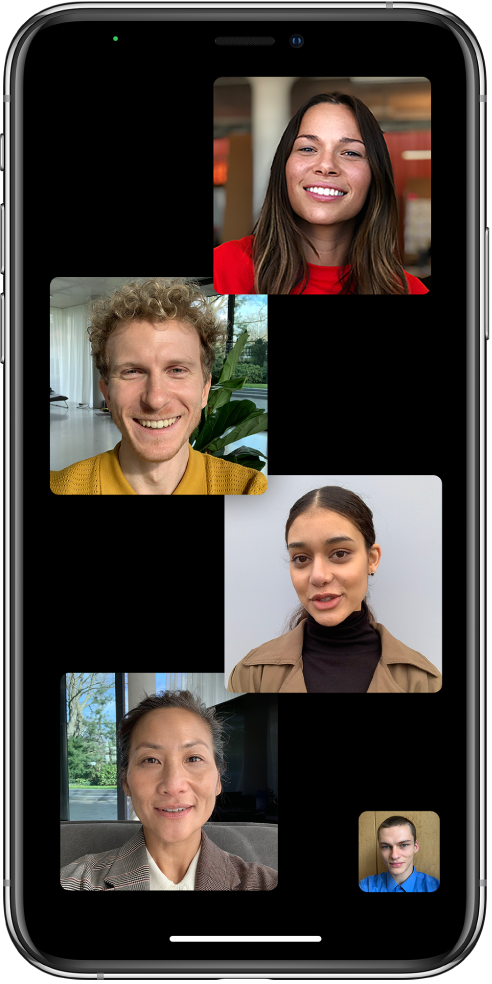 مكالمة FaceTime جماعية بها خمسة مشاركين، بمن فيهم منشئ المكالمة. يظهر كل مشارك في إطار منفصل.
