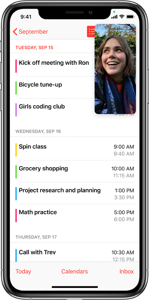 Екран, показващ разговор FaceTime в горния десен ъгъл, докато останалата част на екрана е запълнена от приложението Calendar (Календар).