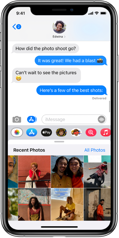 Разговор в Messages (Съобщения), показващ приложението iMessage Photos (iMessage снимки) отдолу. Приложението iMessage Photos (iMessage снимки) показва, от горе вляво, връзките към Recent Photos (Скорошни снимки) и All Photos (Всички снимки). Отдолу са скорошните снимки, всички те могат да бъдат преглеждани чрез плъзгане наляво.