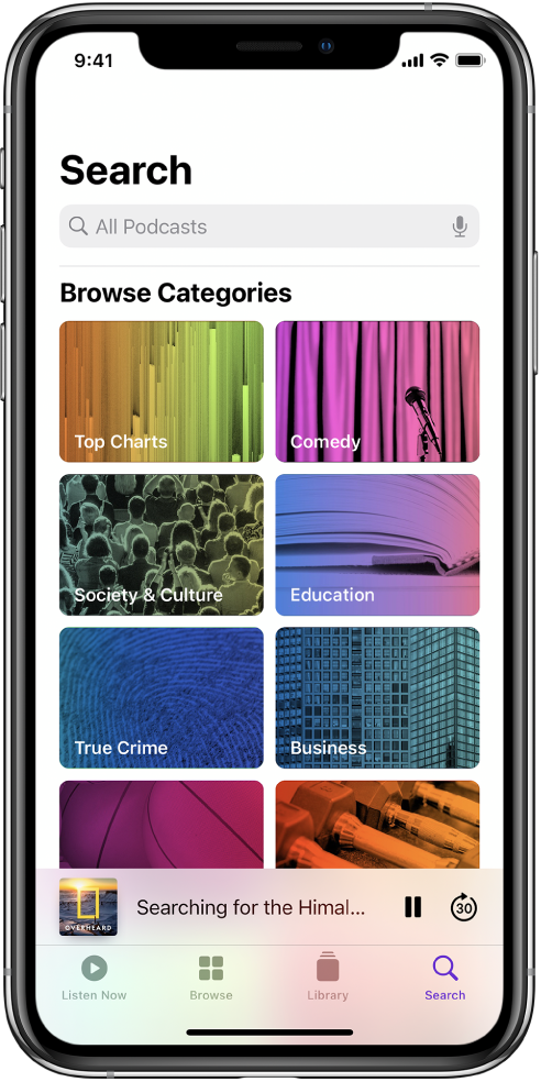 Екранът Search (Търсене), показващ категориите Top Charts (Най-добри), Comedy (Комедия), Society & Culture (Общество и култура), News (Новини), True Crime (Криминална хроника) и Business (Бизнес).