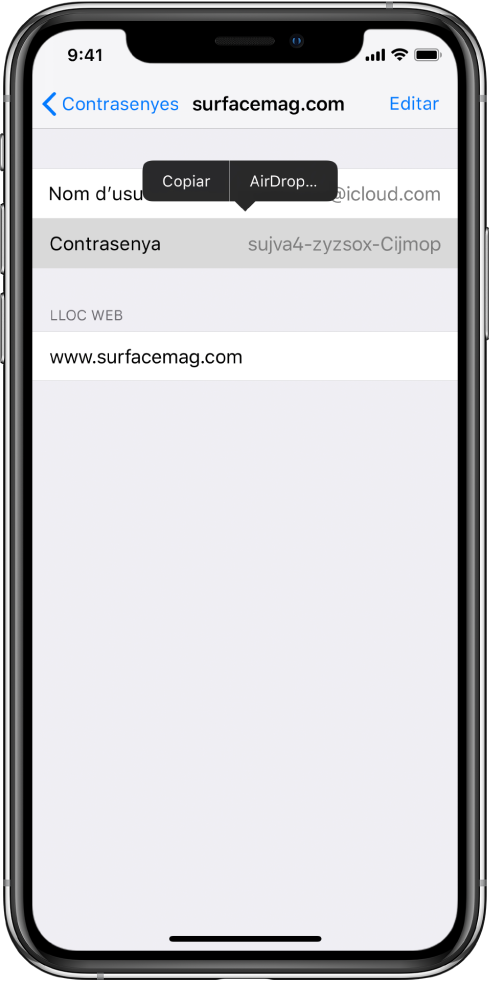 Pantalla del compte d’un lloc web. La secció de la contrasenya està seleccionada, i damunt d’aquesta apareix un menú amb els ítems Copiar i AirDrop.
