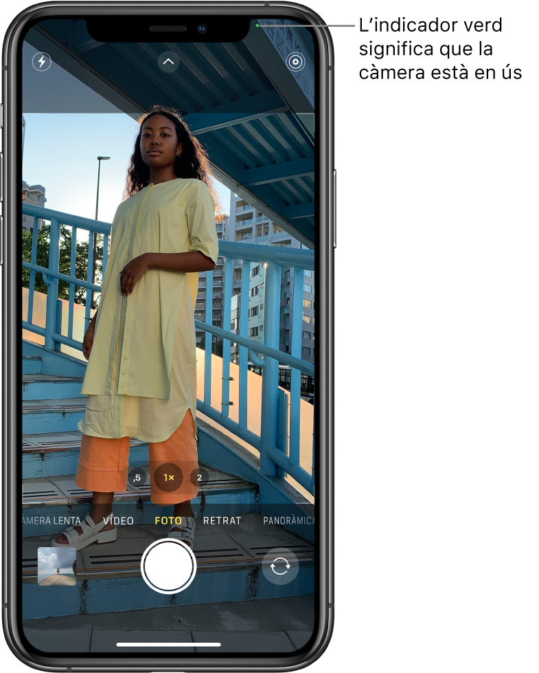 Pantalla de l’app Càmera en el mode Foto. Un indicador verd a la part superior dreta mostra que la càmera està en ús.