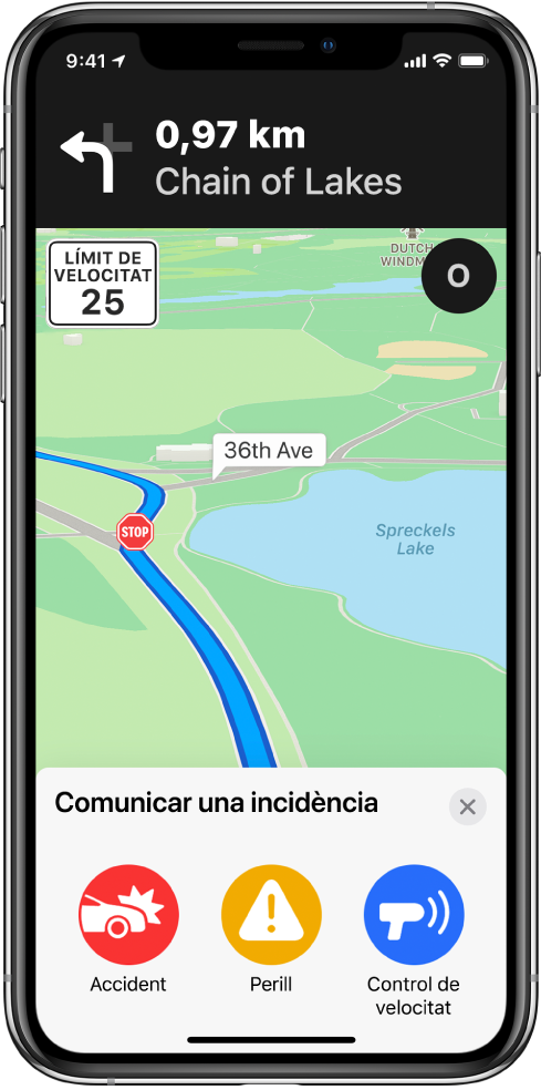 Mapa amb una targeta etiquetada com a “Informar d’una incidència” a la part inferior de la pantalla. La targeta de la ruta inclou botons per a Accident, Perill i “Control de velocitat”.