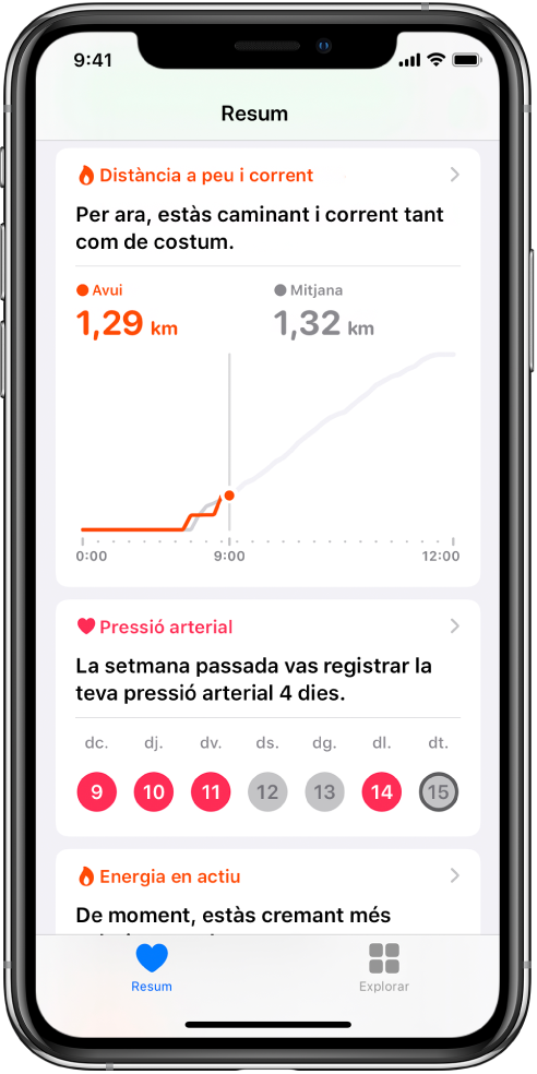 Pantalla Resum que mostra estadístiques com ara la distància caminant o corrent aquell dia, i el nombre de dies de l’última setmana en què s’ha enregistrat la pressió arterial.