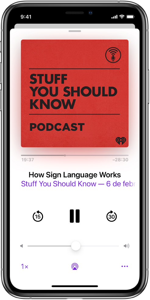 Controls de reproducció de la pantalla “S’està reproduint”. A sota de la imatge del podcast, arrossega el regulador de posició de la pista per anar enrere o endavant al podcast. A sota del títol de l’episodi hi ha els botons per anar enrere, reproduir o posar en pausa, i avançar ràpidament. I a sota d’aquests hi ha el control de volum. A l’angle inferior esquerre hi ha el control per canviar la velocitat de reproducció. A l’angle inferior dret hi ha el botó Més.