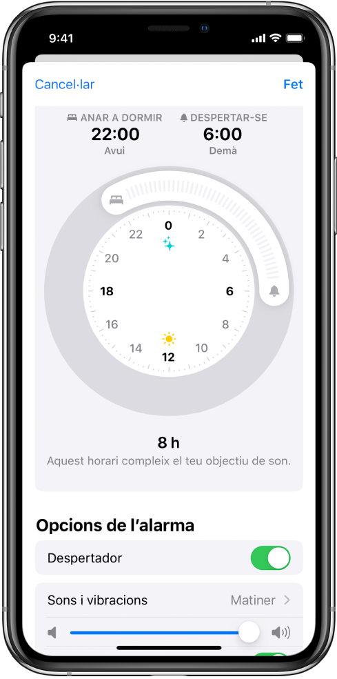 Pantalla de configuració de Son a l’app Salut. Hi ha un rellotge al mig de la pantalla; l’hora d’anar a dormir està definida a les 22:00 h i l’hora de despertar-se a les 6:00 h. A “Opcions de l’alarma”, el despertador està activat, el so de l’alarma és Matiner i el volum està definit en alt.