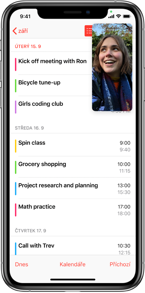 Obrazovka s konverzací FaceTimu v pravém horním rohu a aplikací Kalendář vyplňující zbytek displeje