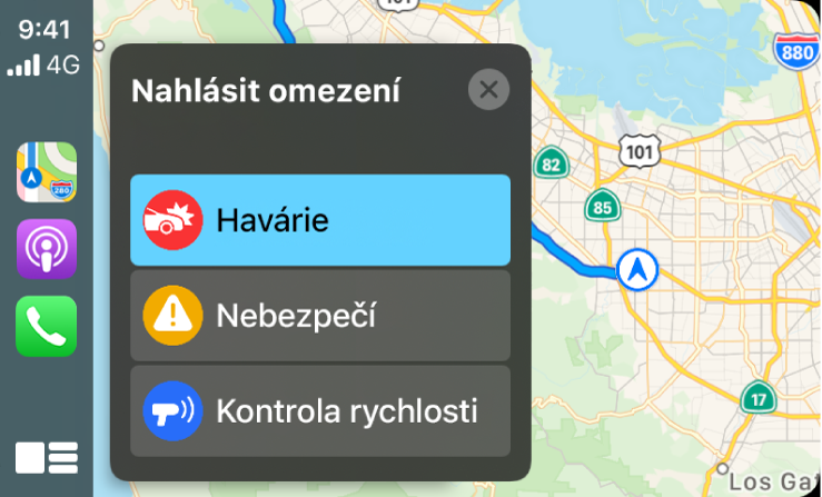 Systém CarPlay s ikonami Mapy, Podcasty a Telefon na levé straně; napravo se zobrazuje mapa nejbližšího okolí s hlášením dopravní nehody, nebezpečného místa nebo měření rychlosti
