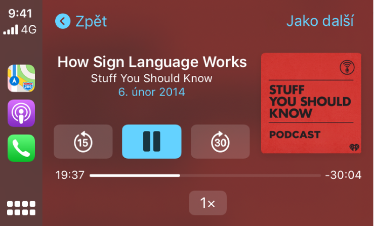 Obrazovka palubního systému CarPlay, na které se přehrává podcast „How Sign Language Works“ z kanálu „Stuff You Should Know´