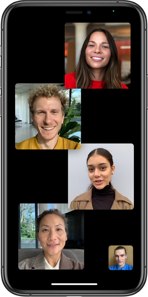 Skupinový hovor FaceTime s pěti účastníky včetně iniciátora; každý účastník se zobrazuje na samostatné dlaždici