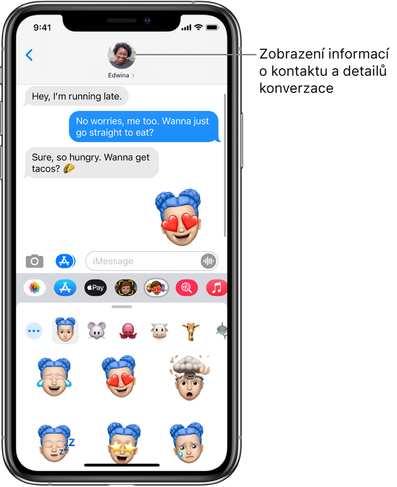 Konverzace ve Zprávách. U horního okraje se nachází zleva doprava tlačítko Zpět a fotka osoby, s kterou konverzujete. Uprostřed se zobrazují zprávy odeslané a přijaté během konverzace Pruh u dolního okraje obsahuje zleva doprava tlačítka Fotky, Obchody, Apple Pay, Memoji, Hashtagy, Hudba a Digital Touch.