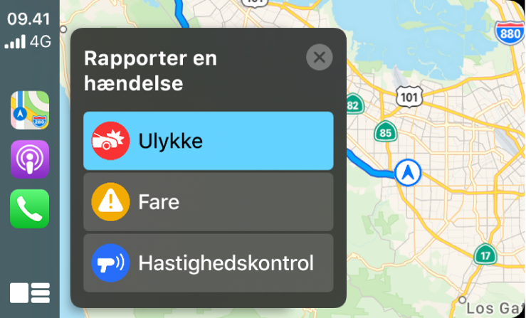 CarPlay, der viser symboler for Kort, Podcasts og Telefon til venstre og et kort over det aktuelle område til højre, hvor der kan rapporteres et trafikuheld, en fare eller en hastighedskontrol.