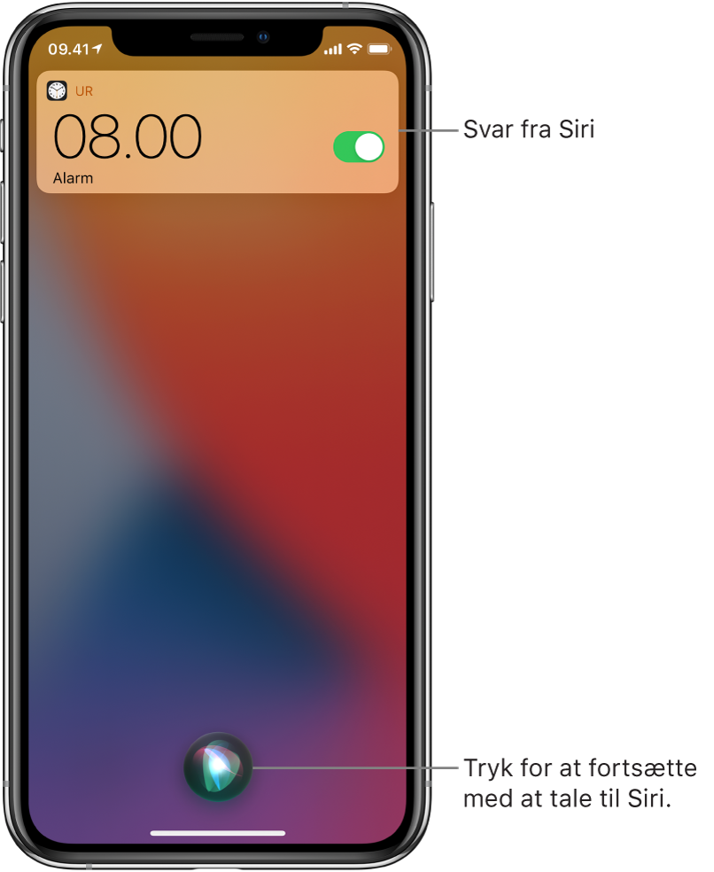 Siri på den låste skærm. En notifikation fra appen Ur viser, at en alarm er sat til kl. 08:00. En knap i midten nederst på skærmen kan bruges, hvis du vil fortsætte med at sige noget til Siri.