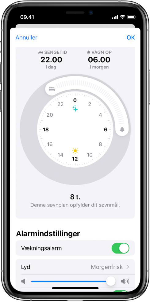 Indstillingsskærmen til Søvn i appen Sundhed. Der er et ur midt på skærmen. Sengetid er indstillet til kl. 22.00 og Vækningsalarm til kl. 6.00. Under Alarmindstillinger er Vækningsalarm slået til, lyden er Morgenfrisk, og lydstyrken er indstillet til Høj.