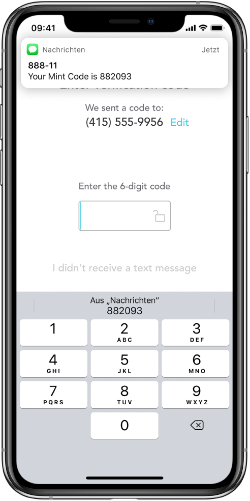 Ein iPhone-Bildschirm für eine App, für die ein sechsstelliger Code erforderlich ist. Auf dem Bildschirm der App erscheint die Nachricht, dass der Code gesendet wurde. Oben auf dem Bildschirm erscheint die Mitteilung „Your Mint Code is 882093“ der App „Nachrichten“. Unten auf dem Bildschirm ist die Tastatur eingeblendet. Oberhalb der Tastatur werden die Zeichen „882093“ angezeigt.