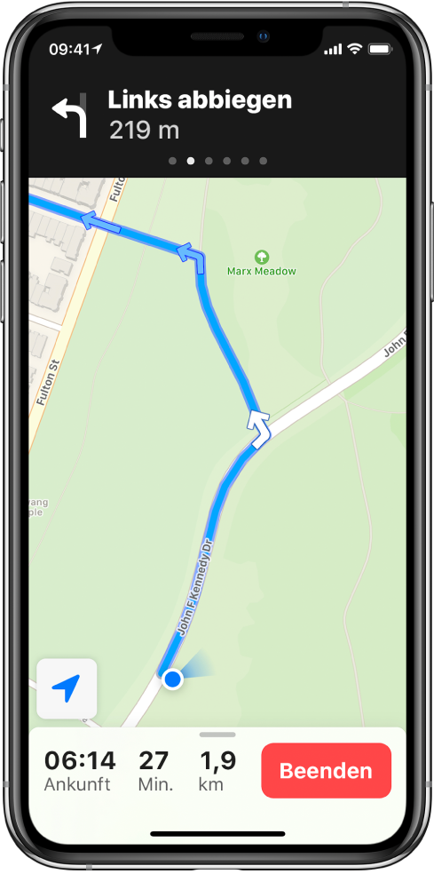 Eine Karte mit einer Route für Fußgänger. Oben auf dem Bildschirm weist ein Banner darauf hin, wann links abgebogen werden muss. Unten auf dem Bildschirm wird die Taste „Beenden“ angezeigt.