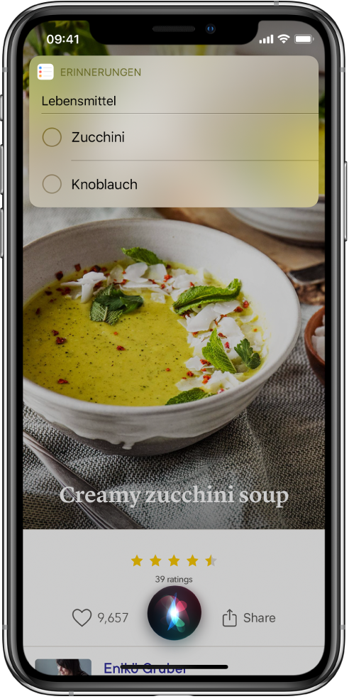 Als Antwort auf die Anfrage „Füge Zucchini und Knoblauch zu meiner Einkaufsliste hinzu“ zeigt Siri eine Erinnerungsliste mit dem Titel „Lebensmittel“ an. Die Liste wird über einem Rezept für eine Zucchinicremesuppe angezeigt.