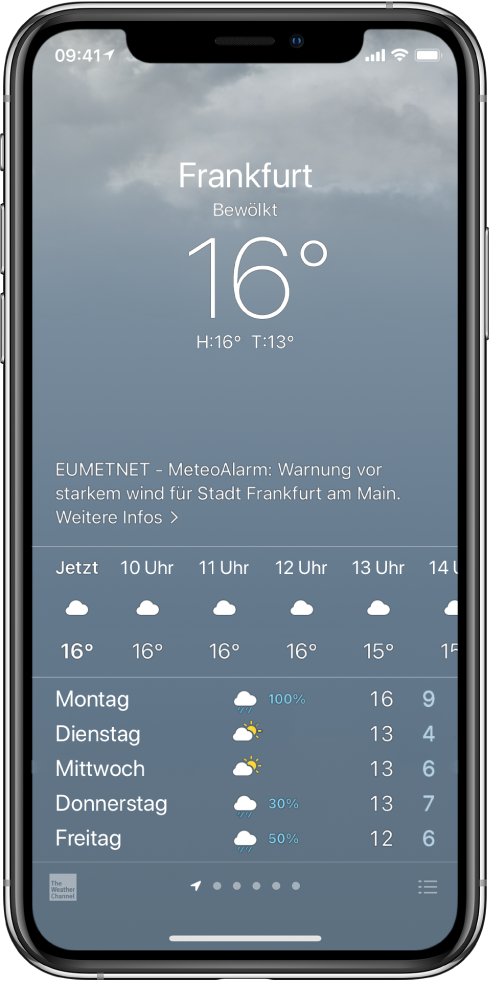 Die App „Wetter“ zeigt von oben nach unten: den Ort, eine Warnung vor einem schweren Gewitter, die aktuelle Temperatur, die Höchst- und Tiefsttemperaturen des Tages sowie ein Diagramm mit den Niederschlagsvorhersagen für die nächste Stunde. Unten auf dem Bildschirm ist die stündliche Vorhersage zu sehen, gefolgt von einer Zeile mit Punkten, die die Anzahl der Orte in der Ortsliste angibt. Unten rechts befindet sich die Taste „Städte bearbeiten“.