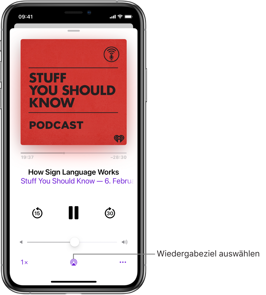 Die Steuerelemente für einen Podcast, einschließlich der Taste „Wiedergabeziel“ unten auf dem Bildschirm.