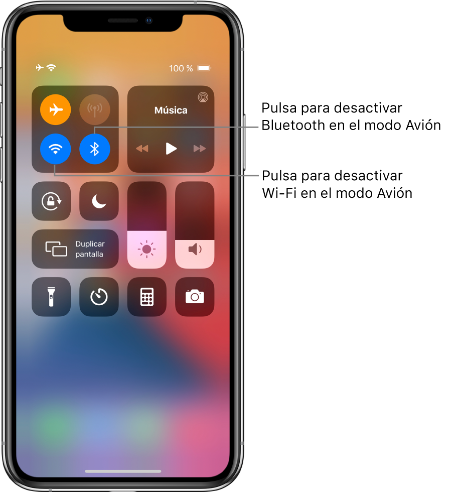 Centro de control con el modo Avión activado y textos que explican que al pulsar el botón de abajo a la izquierda del grupo de controles situado arriba a la izquierda se desactiva la conexión Wi-Fi, y al pulsar el botón de abajo a la derecha de ese grupo se desactiva la conexión Bluetooth.