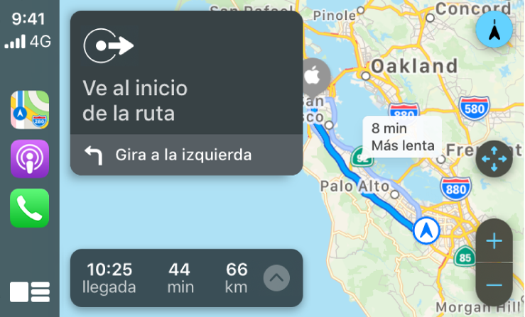 CarPlay con iconos para Mapas, Podcasts y Teléfono a la izquierda y el mapa de una ruta en coche a la derecha con controles para hacer zoom, indicaciones de giro e información de la hora de llegada estimada.