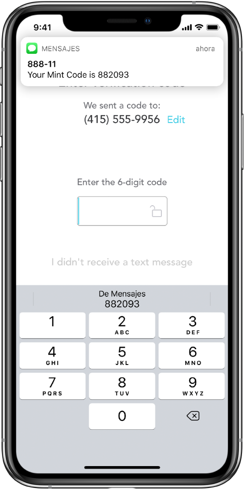 Pantalla del iPhone en la que una app solicita un código de seis dígitos. La pantalla de la app incluye un mensaje que indica que se ha enviado el código. En la parte superior de la pantalla aparece una notificación de la app Mensajes con el mensaje “Tu código de Mint es el 882093”. El teclado aparece en la parte inferior de la pantalla. La parte superior del teclado muestra los caracteres “882093”.
