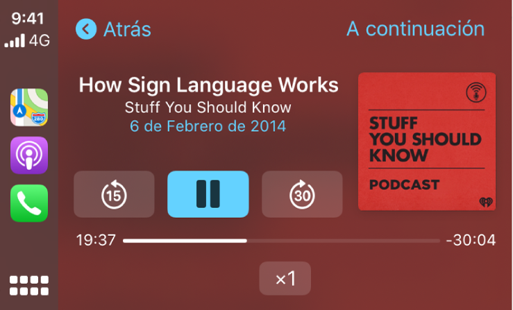 Panel de CarPlay con el podcasts “Cómo funciona el lenguaje de signos” de “Cosas que deberías saber” en reproducción.