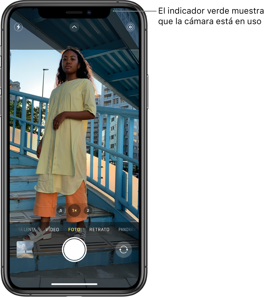 La pantalla de Cámara en modo Foto. Un indicador verde en la esquina superior derecha muestra que la cámara está en uso.