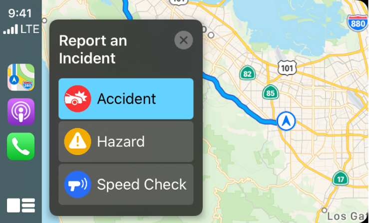 CarPlay kuvab vasakul rakenduste Maps, Podcasts ja Phone ikoone ning paremal praeguse ala kaarti koos teavitusvalikutega Traffic Accident, Hazard või Speed Check.