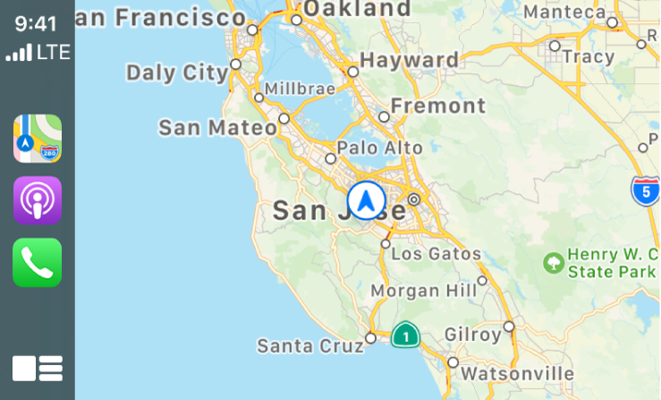 CarPlay kuvab vasakul rakenduste Maps, Podcasts ja Phone ikoone ning paremal praeguse ala kaarti.